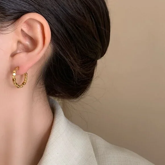 Elegant Golden-colour Hoop Earrings - Picture 5 of 5